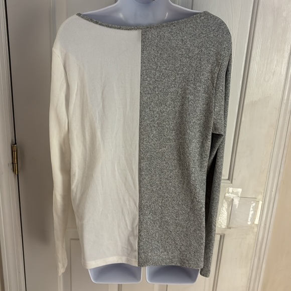 Gray/cream colored sweater - Picture 3 of 4